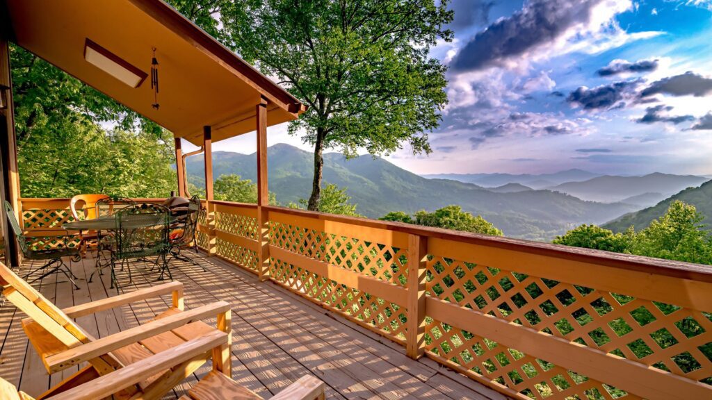 Find Out the Best Time of Year to Build a Deck and Maximize Results