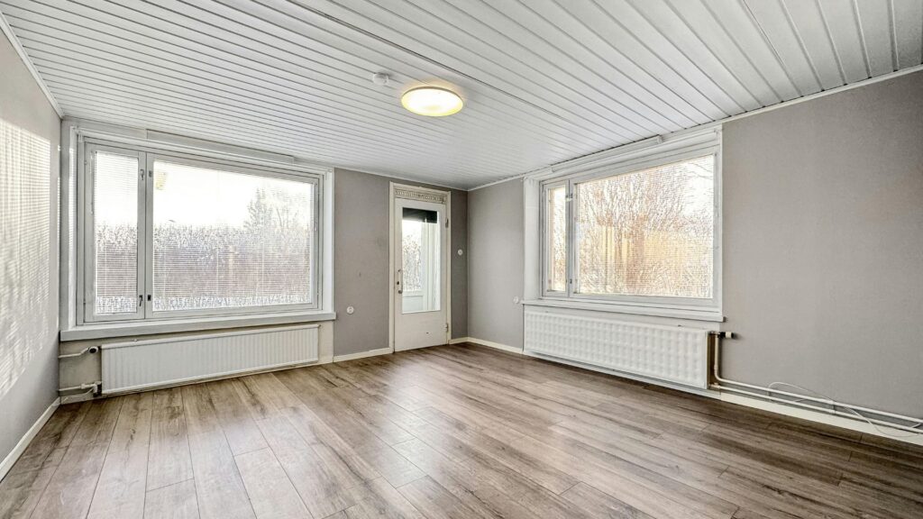 Why Laminate Flooring Expands and Contracts in Dallas Homes